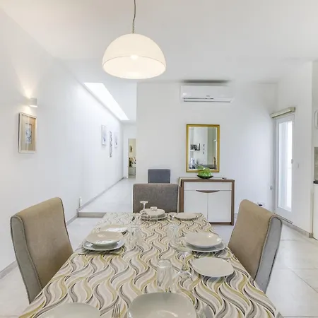 Fleur De Mai Penthouse With Large Terrace In Gzira *